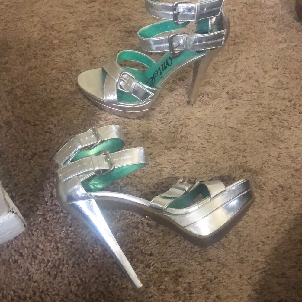Silver Heels - Picture 3 of 3
